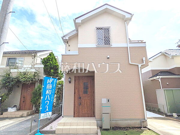 外観　【三鷹市牟礼7丁目】明るめの配色で、柔らかくほっこりとした姿のマイホームです。暖かみのある木目も配し、優しい色使いでコントラストを抑え落ち着きある家を演出しています。　