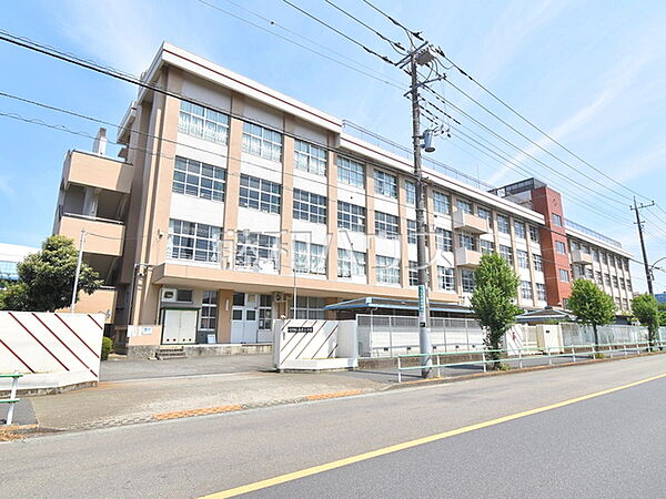 八王子市立高倉小学校 (850m)