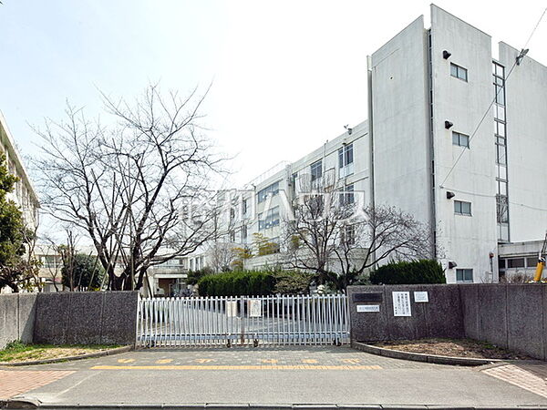 多摩市立多摩中学校 (1790m)