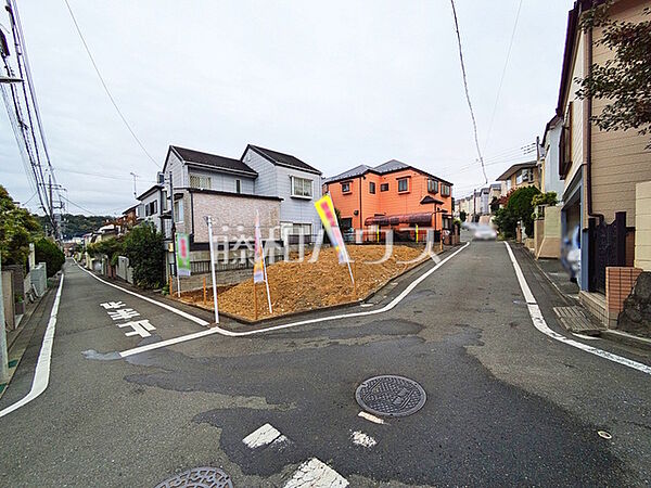 ≪接道状況≫角地のため日当たり・通風良好の開放的な立地です◎　【多摩市諏訪1丁目】