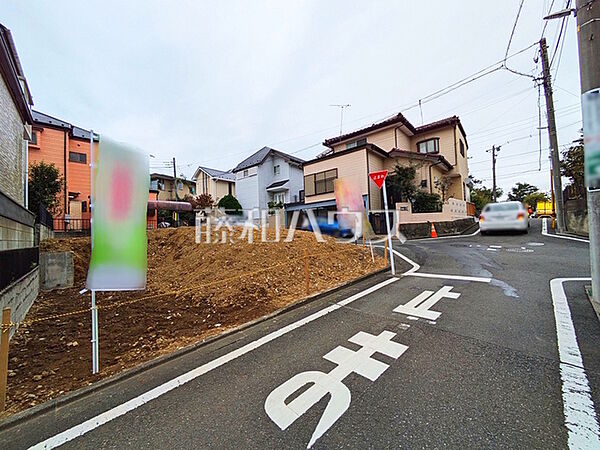 ≪接道状況≫周辺は落ち着いた雰囲気の住宅地です。小さなお子様がいるご家庭も安心です。【多摩市諏訪1丁目】