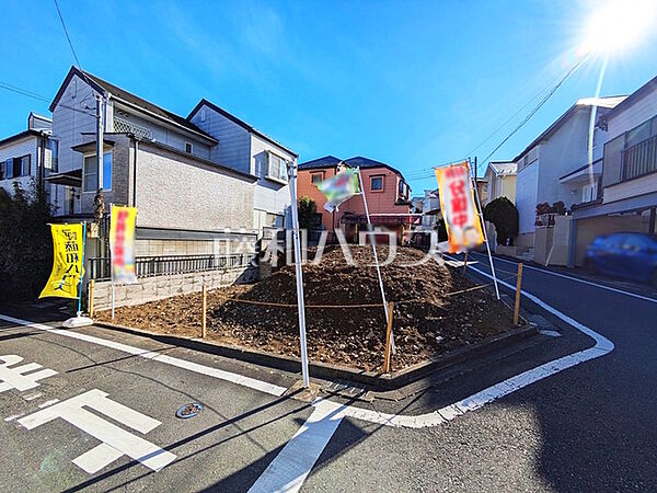 ≪接道状況≫角地のため日当たり・通風良好の開放的な立地です◎　【多摩市諏訪1丁目】