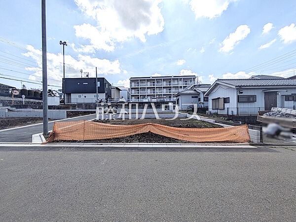 5号地　現地写真　【多摩市連光寺2丁目】同時期に生活をスタートさせるご家族の多い分譲地は、困ったときも心強い存在になりそうですね！