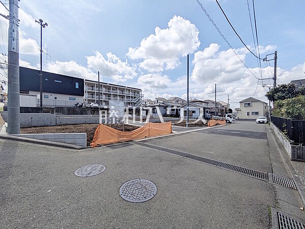 接道状況および現場風景　【多摩市連光寺2丁目】綺麗な整形地のため、イメージをカタチにしやすい土地