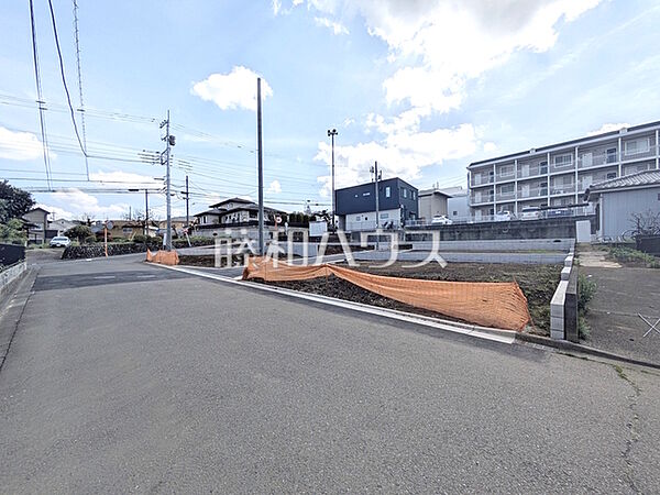 接道状況および現場風景　【多摩市連光寺2丁目】小学校まで徒歩5分のため、お子様のいるご家庭にもおすすめです。