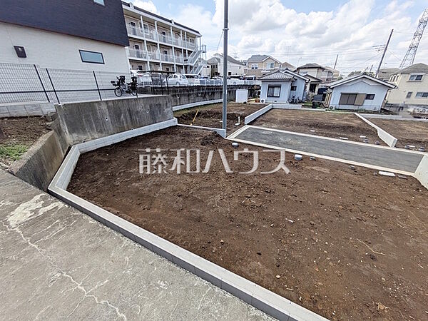 2号地　現地写真　【多摩市連光寺2丁目】見学はしたいけど、なかなか時間が取れない…そんな方に出勤前や仕事終わりにマイホームを見学できるサポートをいたします。