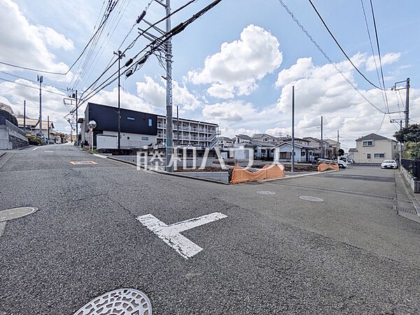 接道状況および現場風景　【多摩市連光寺2丁目】聖蹟桜ヶ丘駅徒歩21分／京王永山駅・小田急永山駅22分。3路線3駅利用可能な立地です！