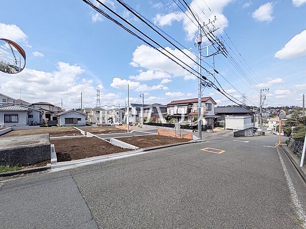 接道状況および現場風景　【多摩市連光寺2丁目】「夢は注文住宅！でも注文住宅って何から手をつければいいの？」　そんな時は、ぜひ弊社へご相談下さい！