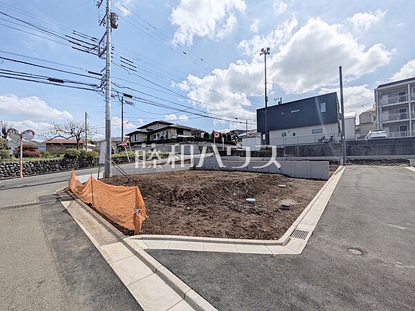 1号地　現地写真　【多摩市連光寺2丁目】約33.27坪のゆとりある敷地ですので、広いお庭も確保できそうですね。