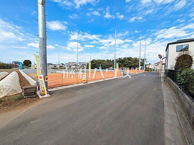 接道状況および現場風景　【東久留米市下里1丁目】 建物のプレゼンをさせていただきますので、実際の完成イメージを思い描いていただくことができます。お気軽にお問合せ下さい。