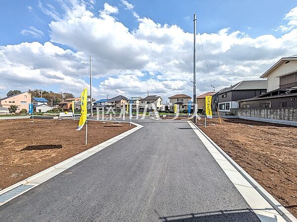 接道状況および現場風景　【国分寺市西町3丁目】 お住まい探しは、家の良し悪しだけでなく周辺環境も重要なポイントです。ぜひ一度お客様の目でご覧ください。　