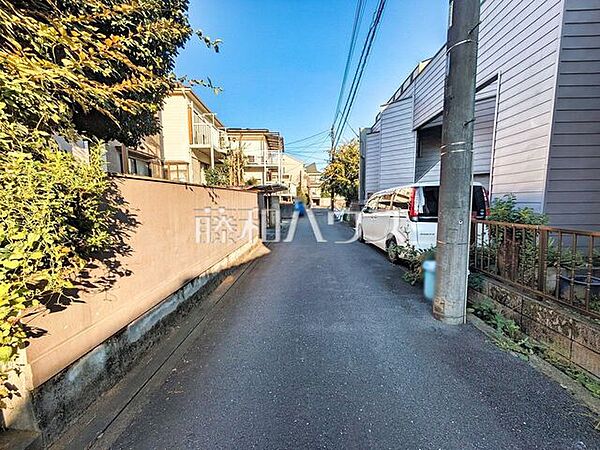 接道状況および現場風景(現況：古屋有)　【東久留米市野火止3丁目】 見学はしたいけど、なかなか時間が取れない・・・そんな方に出勤前や仕事終わりにマイホームを見学できるサポートをいたします。