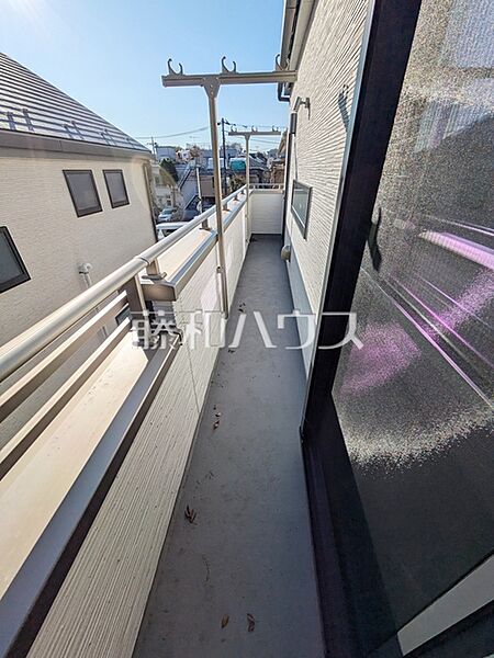≪バルコニー≫南向きのバルコニーは日差しもたっぷり注ぎ、お洗濯物もよく乾きます。【世田谷区上祖師谷2丁目】