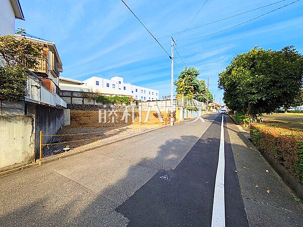 接道状況および現場風景　【日野市多摩平6丁目】 見学はしたいけど、なかなか時間が取れない…そんな方に出勤前や仕事終わりにマイホームを見学できるサポートをいたします。　