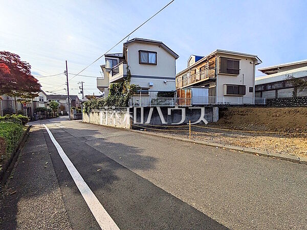 接道状況および現場風景　【日野市多摩平6丁目】 お住まい探しは、家の良し悪しだけでなく周辺環境も重要なポイントです。ぜひ一度お客様の目でご覧ください。　