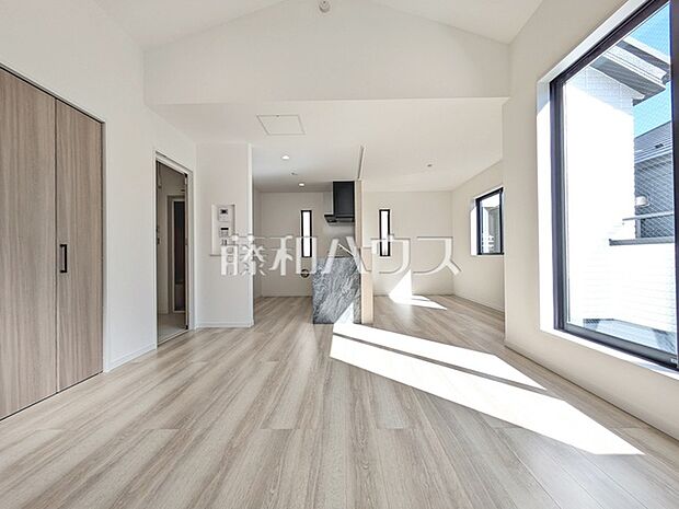 建物プラン例（内観写真）家族の存在を近くに感じ、心安らぐこの空間はいつも心地よく、気が付けば楽しい一日が終わろうとしている、そんな憩いのリビングです。　【日野市南平1丁目】