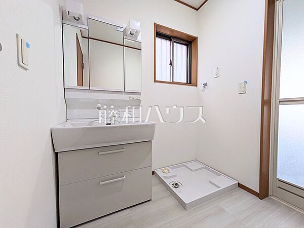 三面鏡付きの洗面台。鏡の裏にも収納があり、歯ブラシや化粧品等もすっきり収納できます。 　【新座市大和田4丁目】