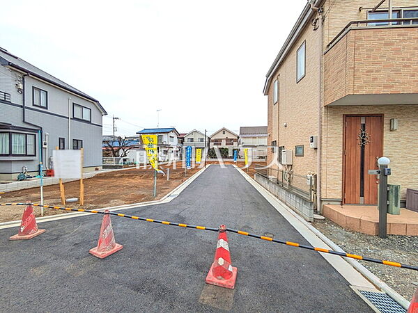接道状況および現場風景　充実した新たな生活を、「あったらいいな」がある、この地から始めてみませんか？鮮やかな青空と暮らすこの土地で・・・。【立川市栄町2丁目】