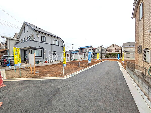 接道状況および現場風景　ご家族ぞれぞれの思い出と、どこまでも広がる空を独り占め！暖かな光に包まれ四季折々の風を感じる、幸せの空間がここに。【立川市栄町2丁目】
