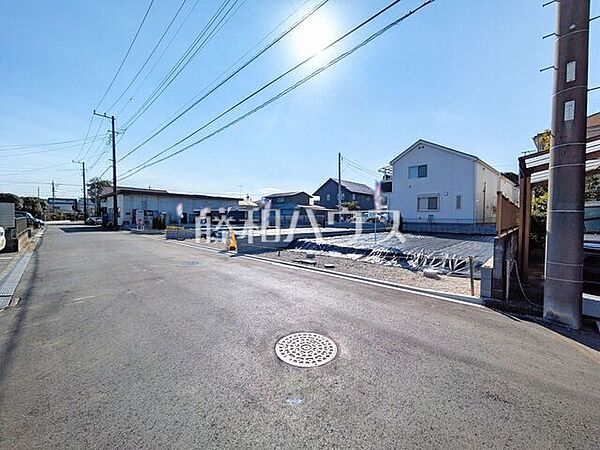 接道状況および現場風景　【東久留米市弥生1丁目】 平日のご案内も可能です。まずはお気軽にお問合せ下さいませ。