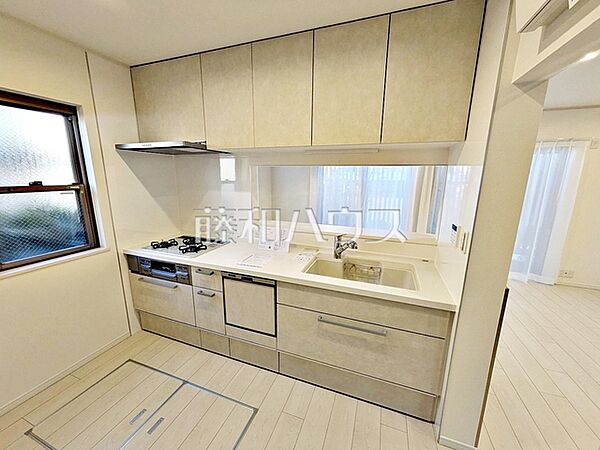 キッチン　【杉並区桃井1丁目】家事をしながらご家族との会話も楽しめる対面キッチン
