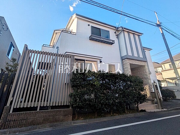 外観　【杉並区桃井1丁目】陰影のある外観フォルムに、良質な木々が自然の温もりを演出。ナチュラルで質の豊かな印象をもたらします。　