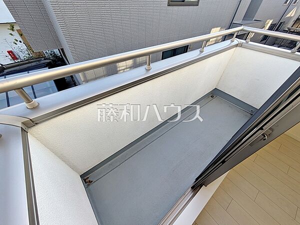 バルコニー　【杉並区桃井1丁目】居室から直接バルコニーへ出られる為、晴れた日は布団を干すことができます。