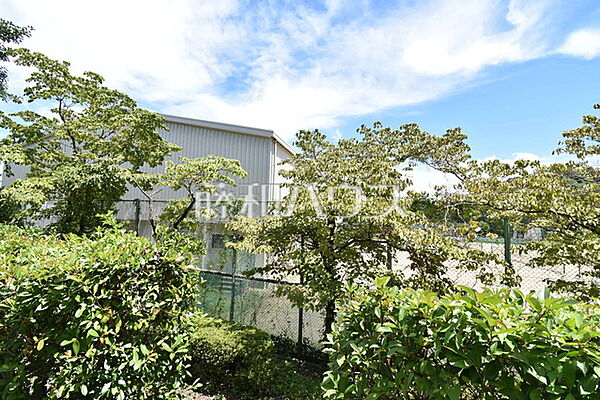 八王子市立南大沢中学校 (650m)