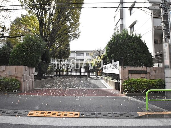 練馬区立中村中学校 (820m)