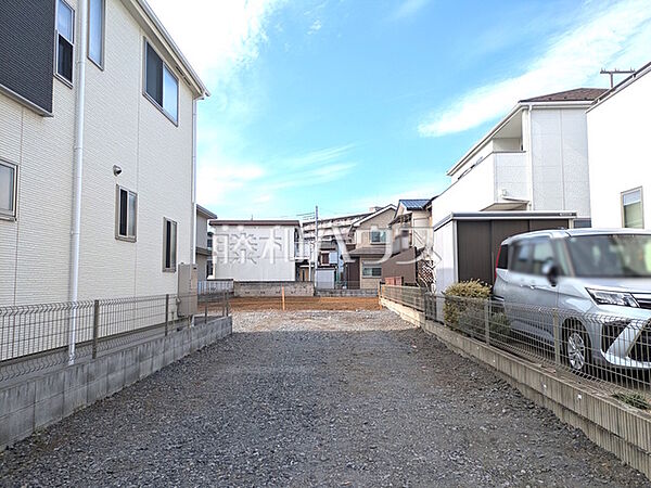 現地写真　【所沢市狭山ケ丘2丁目】 道路から奥まった住まいは、車や人通りも気にならずプライバシーの確保された住空間を保つことができます。