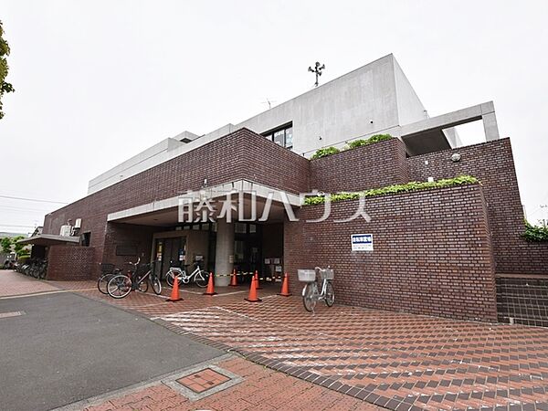 所沢市立所沢図書館狭山ケ丘分館 (700m)