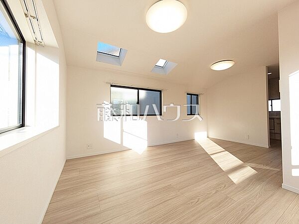 リビング　【練馬区春日町1丁目】