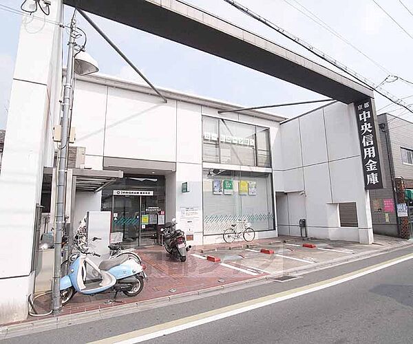 京都中央信用金庫 墨染支店まで796m 京阪墨染駅からすぐの立地。コインパーキングがございます。