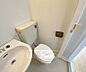 トイレ：ユニットバスのトイレです。