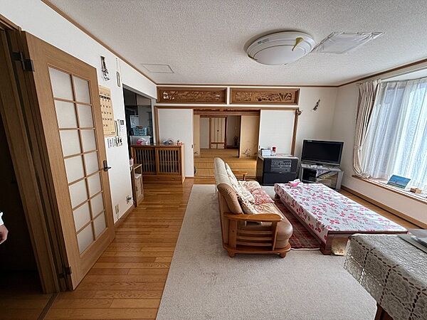 1階居間から和室