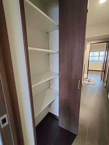 ホールの収納にはコンセントあり