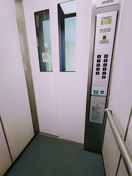 エレベーター内部