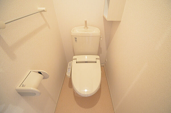 画像9:あなたのお尻も喜ぶ機能付きトイレ！長く居座っていたくなるかも！