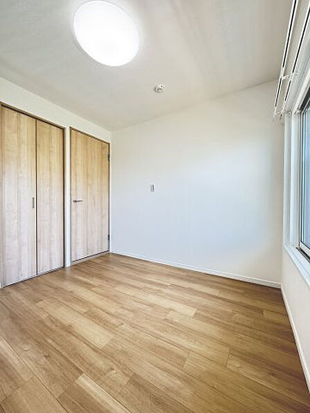 コンパクトな洋室ですが、クローゼットがあるので使いやすいお部屋です。