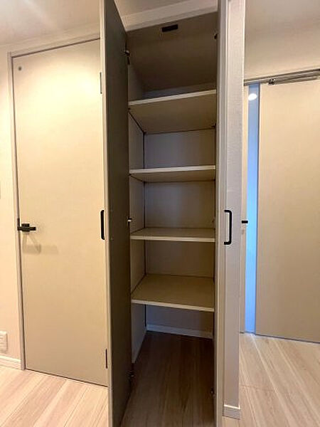 トイレ横の収納です