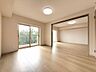 リビング/ダイニング：南側洋室とリビングの引き戸を開放して広々空間へ