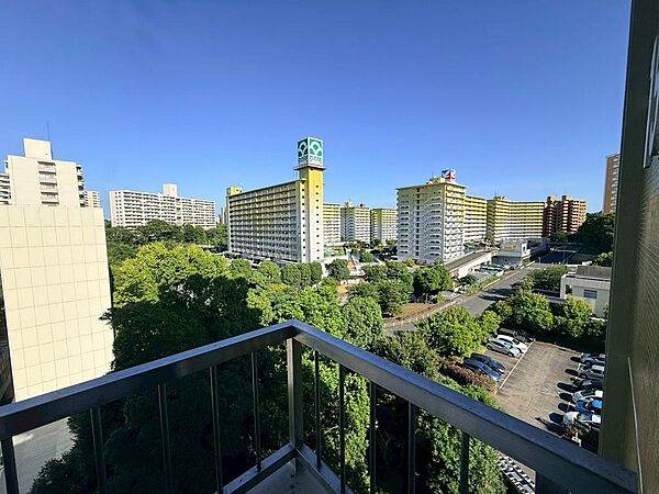 南側バルコニーからの東側眺望、若葉台中央方面が見えます