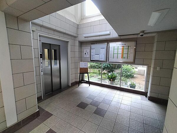 エレベーター付の8階建てのマンション