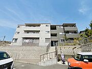 高槻駅よりバス9分 徒歩7分 築7年10ヶ月 3階建の賃貸物件