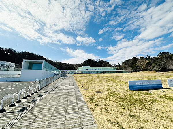 横須賀美術館には現地より1620ｍ