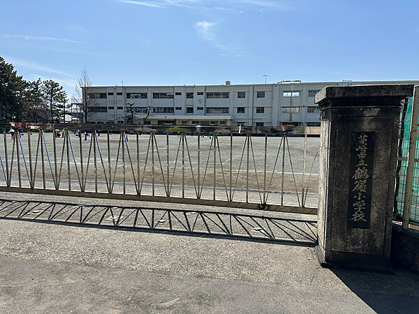 現地から490ｍの鶴嶺小学校
