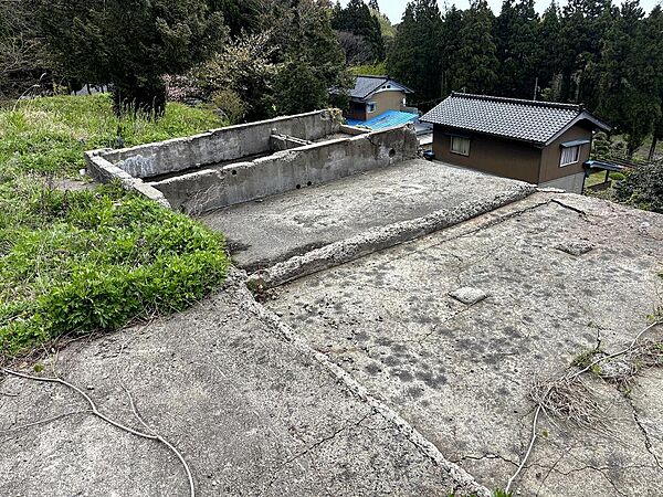 建物基礎が残っています。