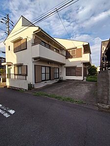 外観:南側・駐車場 外観:南側・駐車場