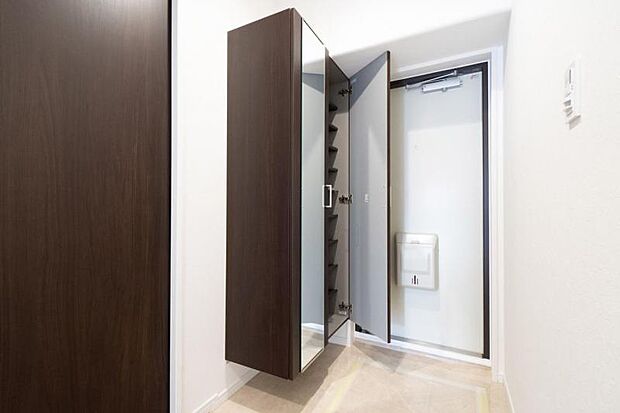 高いデザイン性を持つ玄関は、安らぎに満ちた生活空間を予感させてくれます。