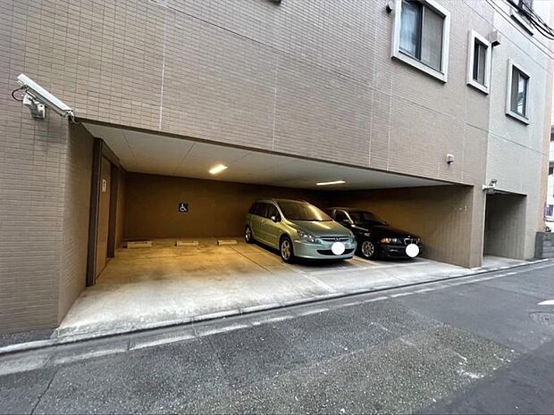 マンション裏手にも駐車スペースと駐輪場がございます。
